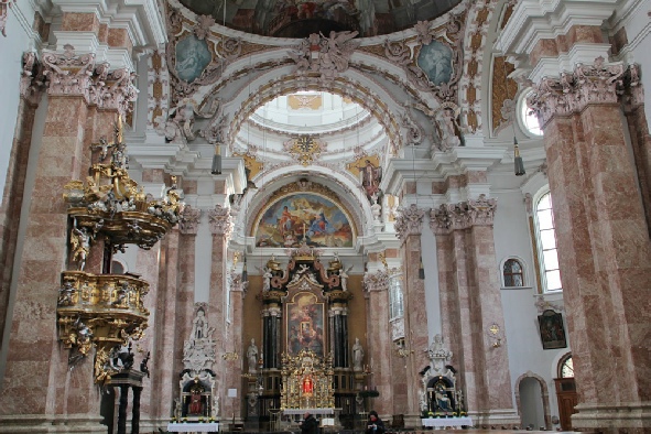 Innenansicht gesamt gegen Altar