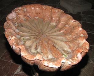 Weihwasserbecken in Muschelform (Kloster Vornbach, Bayern)